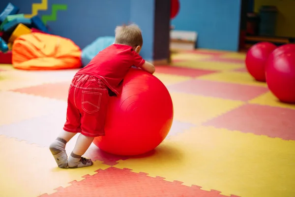 Feliz Niño Riendo Años Edad Que Divierten Hoyo Bola Fiesta —  Fotos de Stock