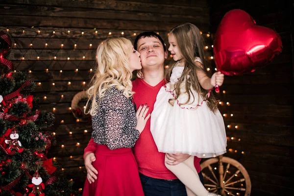 Krásná Mladá Rodina Červené Baví Společně Vánoční Prázdniny Sedí Podlaze — Stock fotografie