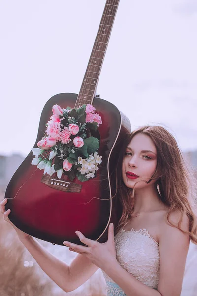 Menina Europeia Romântica Bonita Com Guitarra Com Flores Dentro Posando — Fotografia de Stock