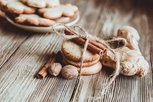 Primer Plano Galletas Jengibre Caseras Canela Jengibre Una Mesa Madera —  Fotos de Stock