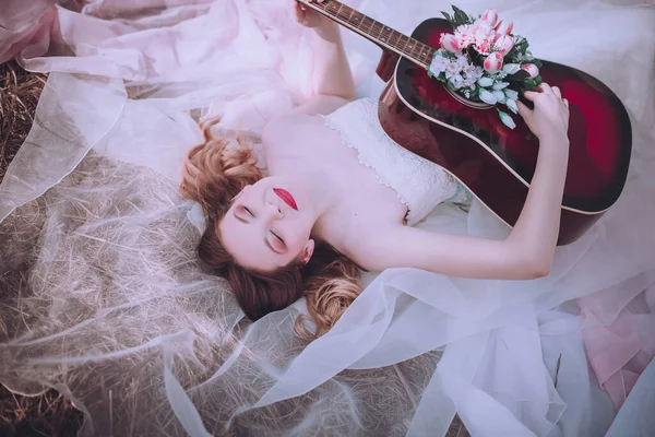 Hermosa Chica Romántica Europea Con Guitarra Con Flores Interior Posando —  Fotos de Stock