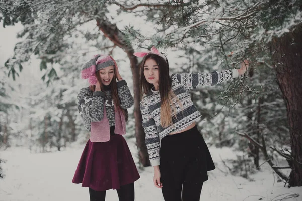 Two Young Teenage Hipster Girl Friends Together Close Fashion Portrait — стоковое фото