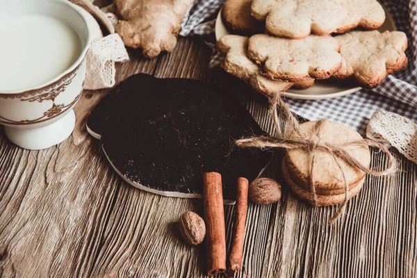 Primer Plano Galletas Jengibre Caseras Canela Jengibre Una Mesa Madera —  Fotos de Stock