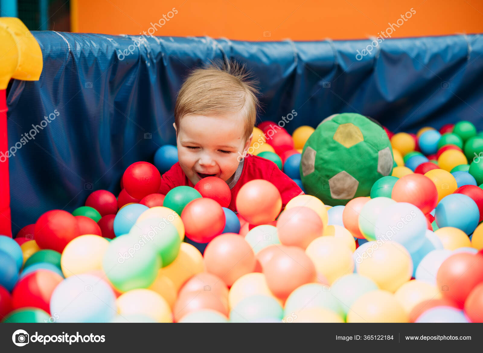 Menino Feliz Que Ri 1-2 Anos De Idade Que Se Diverte No Poço Da Bola Na  Festa De Aniversário No Parque De Diversões Das Crianças E No Centro Indoor  Do Jogo. Criança