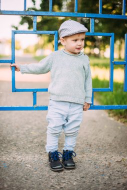 Erkek bebek 1-2 yaşında yazın doğayı keşfediyor, eğleniyor.