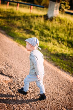 Erkek bebek 1-2 yaşında yazın doğayı keşfediyor, eğleniyor.