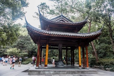 HANGZHOU, ÇİN-Ağustos 04, 2017: Hangzhou, Çin 'deki Lingyin Tapınağı' nda Buda 'ya gülerek turist ziyareti. Mide heykeline dokunmanın şans ve mutluluk getirdiğine inanılır..
