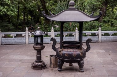 Lingyin Tapınağı (Ruhun Tapınağı) kompleksi. Çin 'deki en büyük Budist tapınaklarından biri.