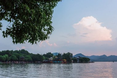 Güzel batı gölü manzarası, Hangzhou 'da günbatımı olan manzara, Çin.