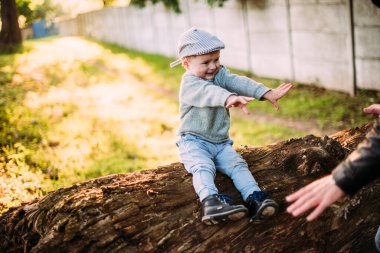 Erkek bebek 1-2 yaşında yazın doğayı keşfediyor, eğleniyor.