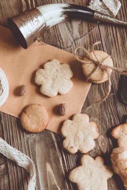 Ev yapımı zencefilli kurabiyeler, tarçın, ahşap masadaki zencefil. Uzayı kopyala Klasik tonlu görüntü, düz yatış
