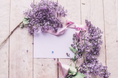 Bahar çiçekleri. Beyaz ahşap arka planda leylak çiçekleri. Üst görünüm, kopyalama alanı olan düz uzanma