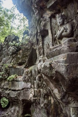Lingyin Tapınağı 'ndaki (Ruhlar Tapınağı) Feilai Feng' de kaya atölyesi. Çin 'deki en büyük Budist tapınaklarından biri.