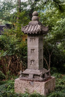 Feilai Feng bölgesindeki Lingyin Tapınağı (Ruhun Tapınağı) kompleksi. Çin 'deki en büyük Budist tapınaklarından biri.