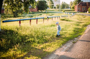 Erkek bebek 1-2 yaşında yazın doğayı keşfediyor, eğleniyor.