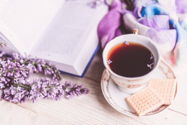 Sabah tişörtü, kurabiyeler ve yukarıdaki ahşap masada leylak çiçeği. Güzel kahvaltı. Kopya alanı ile düz uzanma biçimi