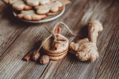 Ev yapımı zencefilli kurabiyeler, tarçın, ahşap masadaki zencefil. Uzayı kopyala Klasik tonlu görüntü, düz yatış