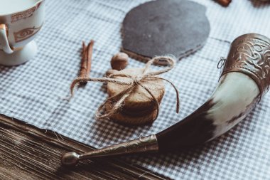 Ev yapımı zencefilli kurabiyeler, tarçın, ahşap masadaki zencefil. Uzayı kopyala Klasik tonlu görüntü, düz yatış