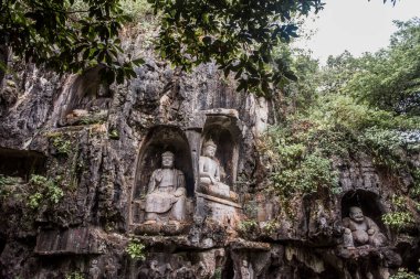 Lingyin Tapınağı 'ndaki (Ruhlar Tapınağı) Feilai Feng' de kaya atölyesi. Çin 'deki en büyük Budist tapınaklarından biri.