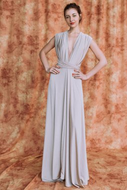 Zarif saç stili olan hoş bir kadın. Esmer Moda Model Kadın Yaz Balosu Uzun Maksimum Dönüşümlü Elbise Giyiyor