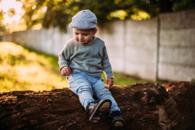 Erkek bebek 1-2 yaşında yazın doğayı keşfediyor, eğleniyor.