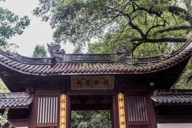  Feilai Feng, Lingyin Tapınağında (Ruhun Tapınağı) kompleksi. Çin 'deki en büyük Budist tapınaklarından biri.