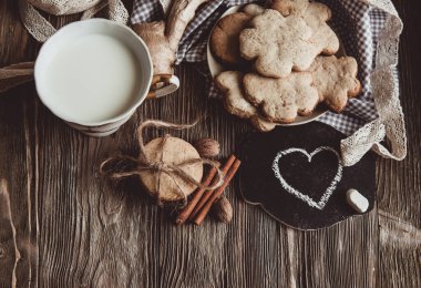 Ev yapımı zencefilli kurabiyeler, tarçın, ahşap masadaki zencefil. Uzayı kopyala Klasik tonlu görüntü, düz yatış