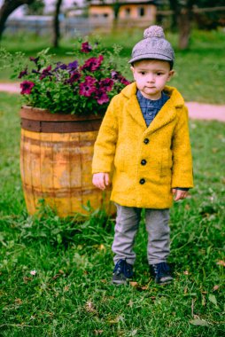 Kırsal kesimdeki çiftlikte duran küçük çocuk