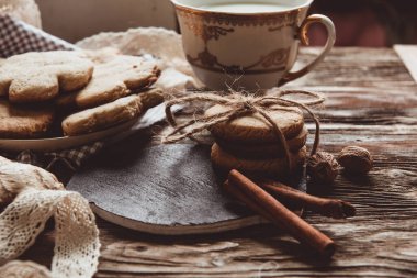 Ev yapımı zencefilli kurabiyeler, tarçın, ahşap masadaki zencefil. Uzayı kopyala Klasik tonlu görüntü, düz yatış