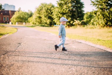 Erkek bebek 1-2 yaşında yazın doğayı keşfediyor, eğleniyor.