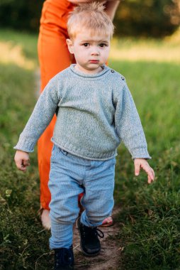 Erkek bebek 1-2 yaşında yazın doğayı keşfediyor, eğleniyor.