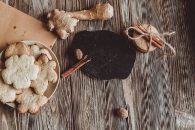 Ev yapımı zencefilli kurabiyeler, tarçın, ahşap masadaki zencefil. Uzayı kopyala Klasik tonlu görüntü, düz yatış