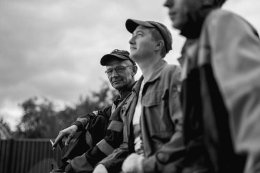 İş, inşaat, takım çalışması ve insanların konsepti - açık havada gülen inşaatçılar grubu