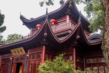 Lingyin Tapınağı 'ndaki (Ruhlar Tapınağı) Feilai Feng' de kaya atölyesi. Çin 'deki en büyük Budist tapınaklarından biri.