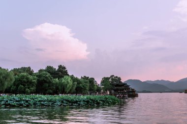 Güzel batı gölü manzarası, Hangzhou 'da günbatımı olan manzara, Çin.