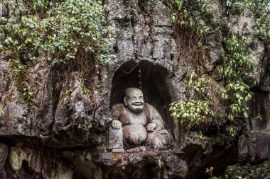 Lingyin Tapınağı 'ndaki (Ruhlar Tapınağı) Feilai Feng' de kaya atölyesi. Çin 'deki en büyük Budist tapınaklarından biri.