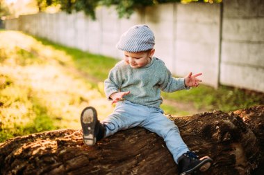 Erkek bebek 1-2 yaşında yazın doğayı keşfediyor, eğleniyor.