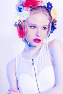 Kafasında çiçekli güzel bir kız pembe külot ve file tayt giyiyor. Mükemmel Cilt. Profesyonel makyaj malzemesi. Moda sanatı. Kırmızı dudaklar.