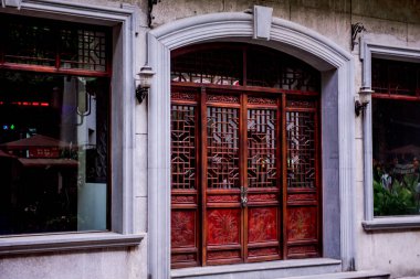 Hangzhou, Çin - 1 Ağustos 2017: Turistler için Sokak 'taki Asya evinin cephesi