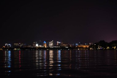 Hangzhou, Çin - 1 Ağustos 2017: Sudan şehrin gece manzarası 