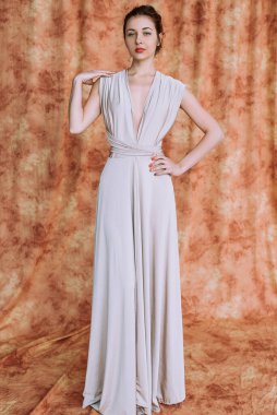 Zarif saç stili olan hoş bir kadın. Esmer Moda Model Kadın Yaz Balosu Uzun Maksimum Dönüşümlü Elbise Giyiyor