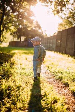Erkek bebek 1-2 yaşında yazın doğayı keşfediyor, eğleniyor.