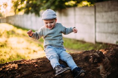 Erkek bebek 1-2 yaşında yazın doğayı keşfediyor, eğleniyor.
