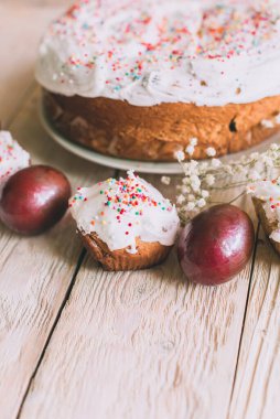 Geleneksel Paskalya pastaları ve çiçek açan ağaç dallı Paskalya yumurtaları olan Paskalya masası, din.