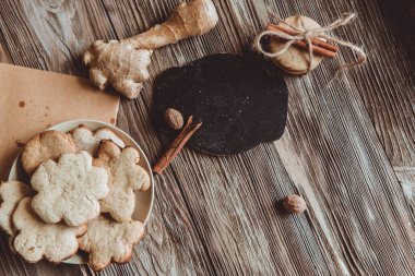 Ev yapımı zencefilli kurabiyeler, tarçın, ahşap masadaki zencefil. Uzayı kopyala Klasik tonlu görüntü, düz yatış