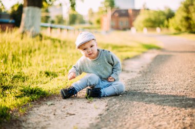 Erkek bebek 1-2 yaşında yazın doğayı keşfediyor, eğleniyor.