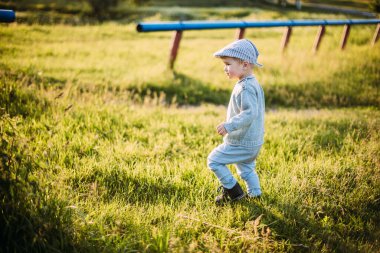 Erkek bebek 1-2 yaşında yazın doğayı keşfediyor, eğleniyor.