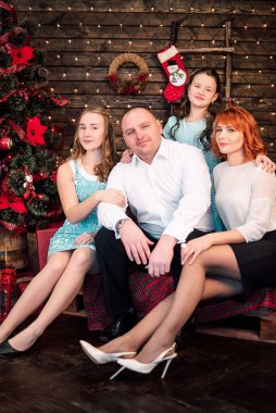 Noel hediyeli mutlu aile Noel ağacının yanında