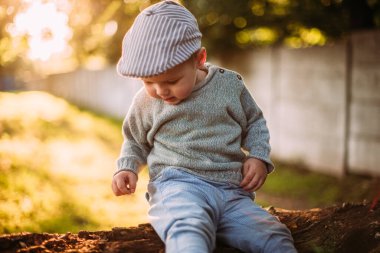 Erkek bebek 1-2 yaşında yazın doğayı keşfediyor, eğleniyor.