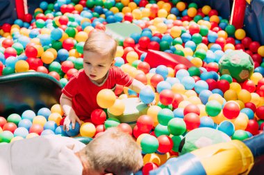 Mutlu gülen çocuk 1-2 yaşında. Büyükbabasıyla eğleniyor. Doğum günü partisinde.. 